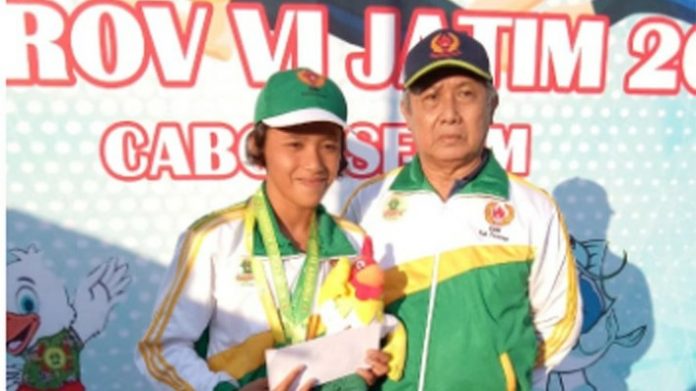 Peselam Indah saat meraih medali emas didampingi Ketum KONI Kabupaten Pasuruan, H Moch Mulyadi di Gresik, Senin (8/7/2019).