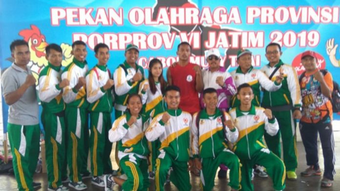 Mujiono (baju merah) dan Ange bersama para atlet, ofisial dan pendamping usai laga Muaythai di Graha WEP 1 Gresik, kemarin, Rabu (10/7/2019).