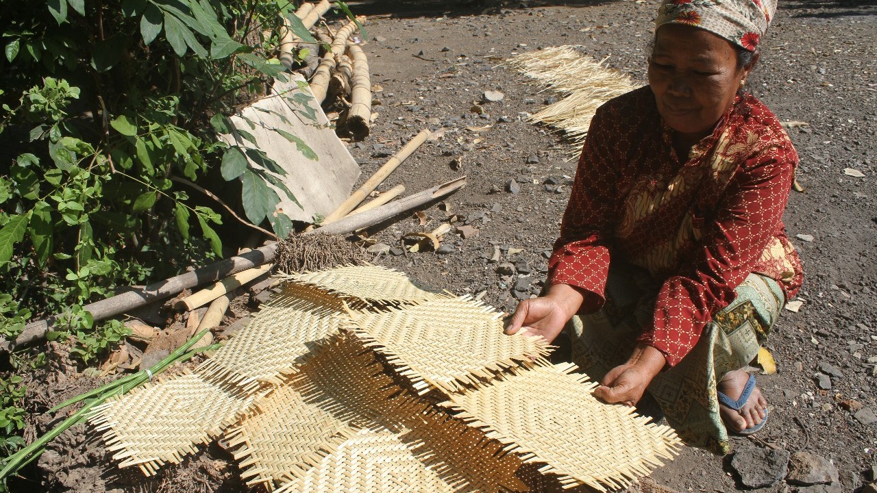 Melihat Anyaman Bambu  di Desa Siyar WartaBromo