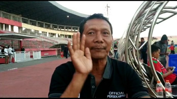 Sunardi, ketika berada di stadion Gelora Delta Sidoarjo, mendampingi pemain Persekabpas melakoni laga ujicoba melawan Timnas Indonesia U-18, Senin (22/7/2019)