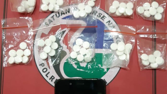 Barang bukti pil logo Y
