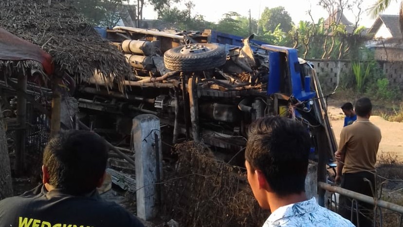 Tabrakan dengan Truk CNG di Patal Grati Pengemudi Truk Jagung Tabrakan dengan Truk CNG di Patal Grati Pengemudi Truk Jagung