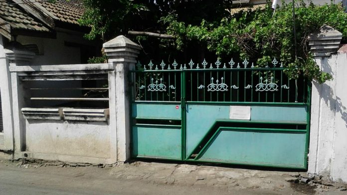 Rumah Djunaidi (63), warga di Jl. Musing 16-A RT01/RW01 Kelurahan Bendo Mungal, Kecamatan Bangil, Kabupaten Pasuruan. Rumah terduga pelaku penipuan haji ini terlihat sepi dengan pintu tertutup rapat dari dalam.