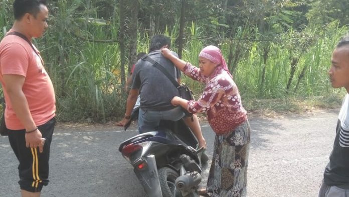 Polisi saat melakukan olah TKP dan rekonstruksi peristiwa pencurian dengan modus mencari sumbangan di Desa Ampel Sari, Kecamatan Pasrepan, Kabupaten Pasuruan, Sabtu (10/8/2019).