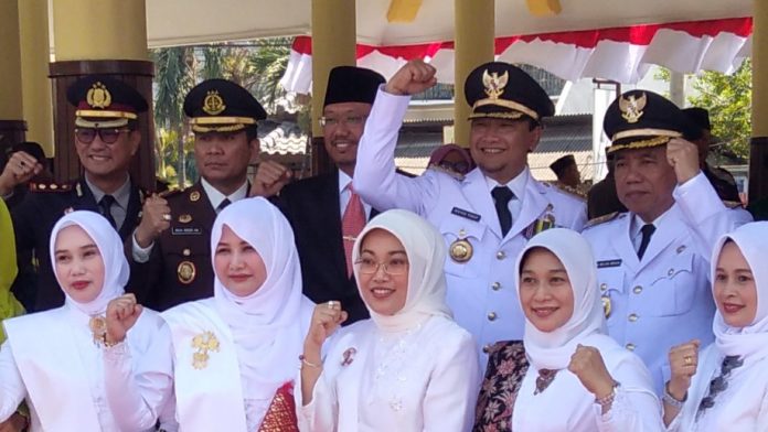 Sudiono Fauzan (songkok hitam) dalam sebuah sesi foto bareng usai upacara Detik-detik Proklamasi di Alun-alun Bangil, Sabtu (17/8/2019).