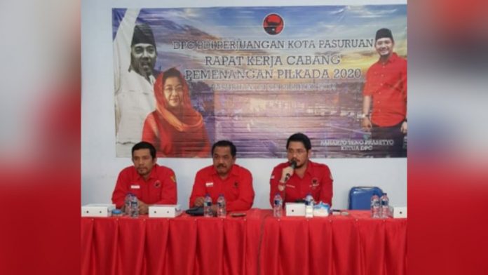 Raharto Teno Prasetyo, Ketua DPC PDIP Kota Pasuruan saat memberikan sambutan dalam rapat koordinasi didampingi Teddy, Sekretaris dan dihadiri Eddy Paripurna, perwakilan DPD PDIP Jatim.