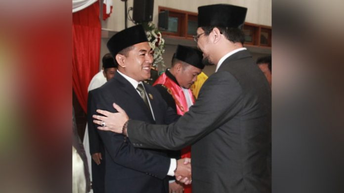 Ismail Marzuki Hasan, saat menerima ucapan selamat dari Wakil Wali Kota Pasuruan, Raharto Teno Prasetyo usai dilantik menjadi anggota dewan periode 2019-2024, pada 30 Agustus 2019 lalu.