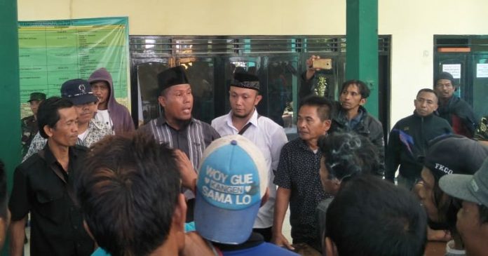 Sejumlah pendukung M Hufron saat berada di Balai Desa Sebani, Kecamatan Pandaan, Senin (14/10/2019).