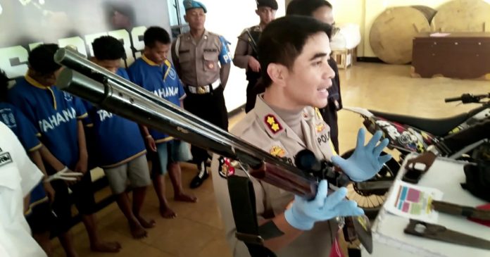 AKBP Rofiq, Kapolres Pasuruan memperlihatkan senapan angin milik pemburu satwa Gunung Arjuno, Rabu (23/10/2019).