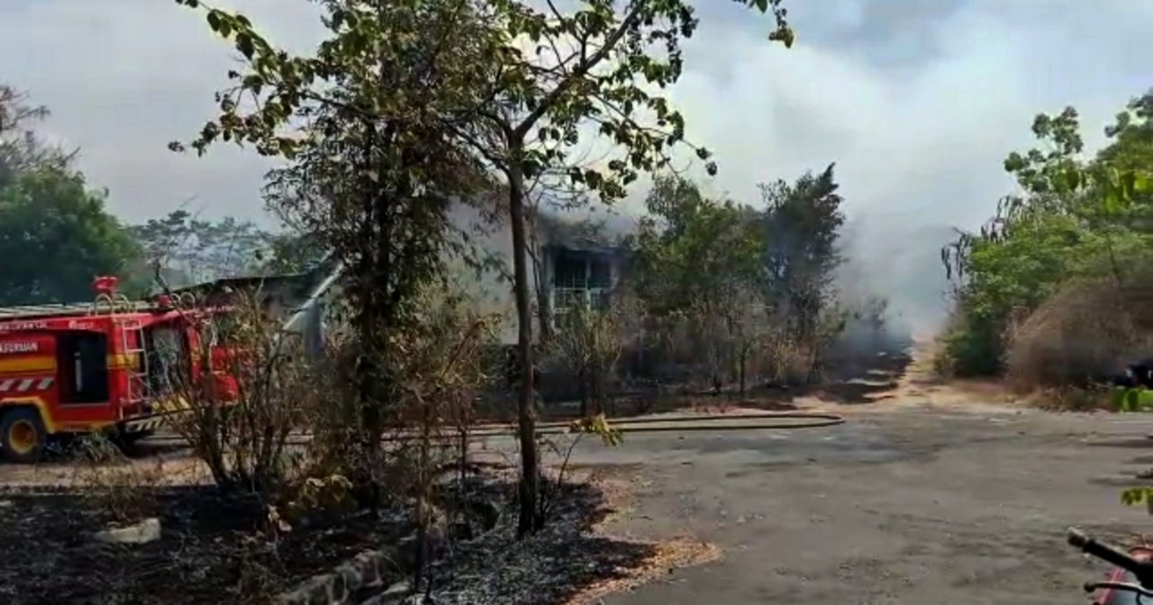 Dilaporkan 10 Asrama Patal Grati Terbakar WartaBromo Dilaporkan 10 Asrama Patal Grati Terbakar WartaBromo