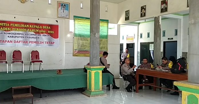 Sejumlah petugas pengamanan Pilkades Rowogempol, Kecamatan Lekok, Kabupaten Pasuruan standby di lokasi pemungutan suara. Foto: Taufik