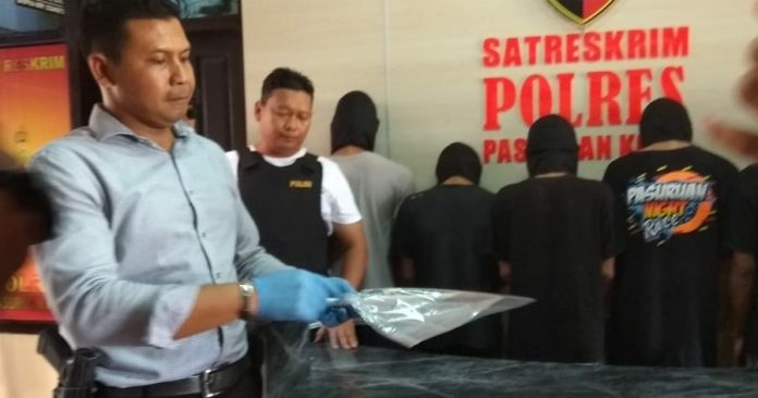Kasat Reskrim Polres Pasuruan Kota, AKP Slamet Santoso menunjukkan barang bukti yang menyebabkan Anggi, korban pengeroyokan tewas. Foto: Taufik