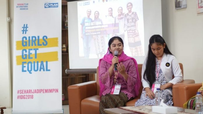 Shania Indira Putri (16) saat menjadi pembicara dalam peringatan Hari Anak Perempuan Internasional di Jakarta. Foto: istimewa