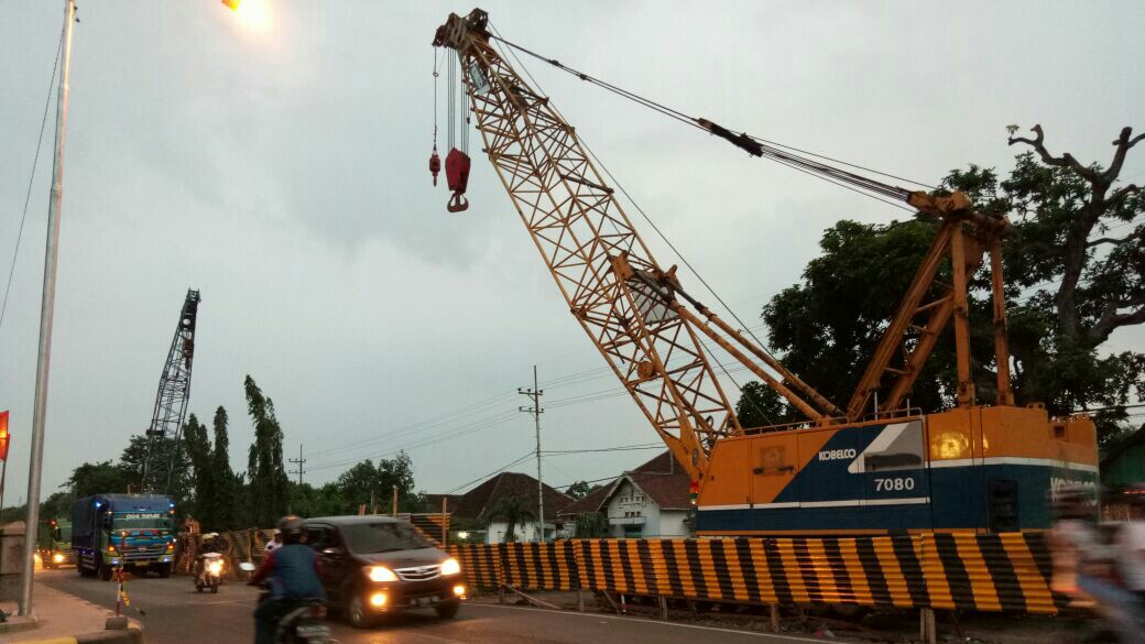  Girder Jembatan  Wonolangan Dipasang Jalur Pantura Ditutup 