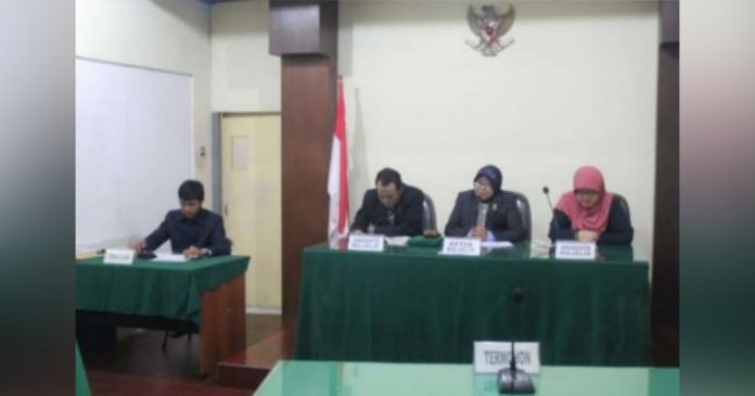Sidang gugatan sengketa informasi dengan tergugat Pemdes Wedoro, Pandaan di ruang sidang KIP Jatim, tahun lalu.