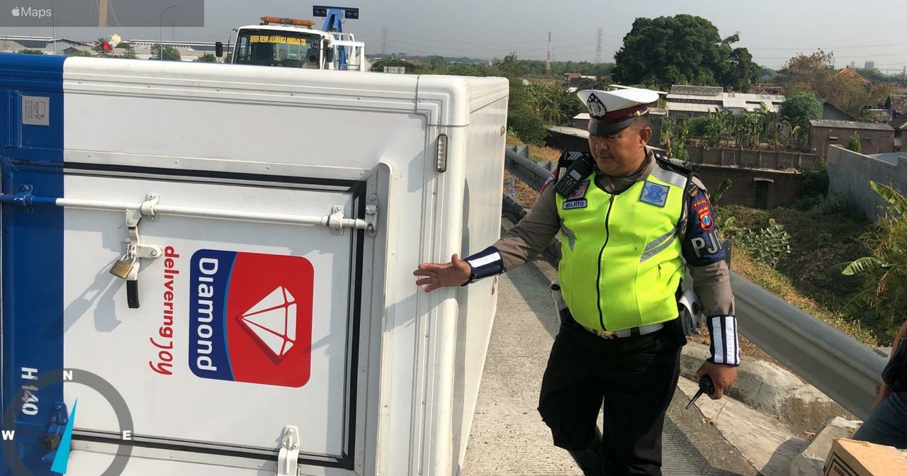 Selip Truk Es Krim  Terguling di Tol Gempol Pandaan 