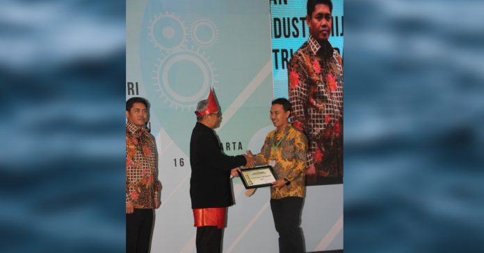 AQUA KEBONCANDI: Kepala Pabrik PT Tirta Investama Aqua Keboncandi, M Fahroni saat menerima penghargaan dari Kementerian Perindustrian RI yang diserahkan Sekjen Achmad Dwiwahjono di Jakarta.