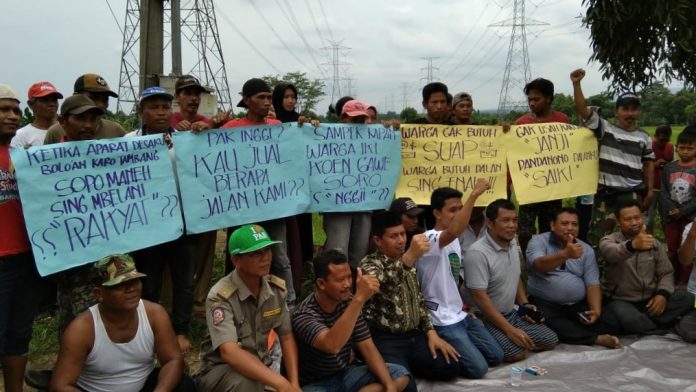 Blokade jalan desa Penataan