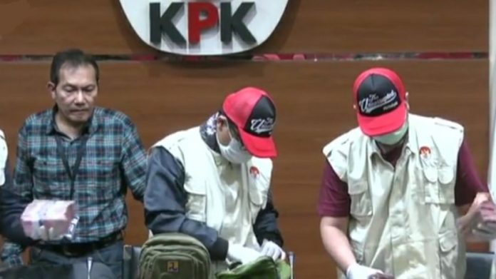 Wakil Ketua KPK, Saut Situmorang dalam keterangan pers, berkenaan dengan penetapan delapan tersangka, diduga terlibat pengaturan proyek SPAM, Minggu (30/12/2018). (Foto: screenshot siaran Twitter @KPK_RI)