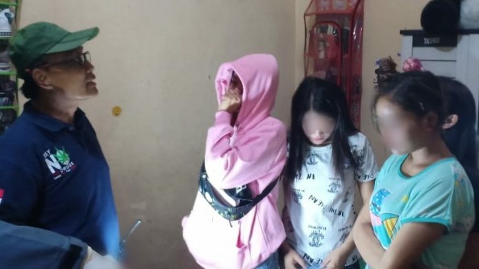 Polisi mendapati sejumlah pemandu lagu saat razia tempat karaoke di wilayah Paiton, Probolinggo, Minggu (30/12/2018). Mereka kemudian dites urine untuk diketahui kemungkinan mengkonsumsi narkoba.