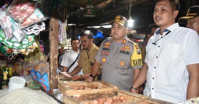 Kapolres Pasuruan Kota AKBP Dony Alexander saat melakukan pengecekan di lapak pedagang telur Pasar Besar Kota Pasuruan, Selasa (31/12/2019).
