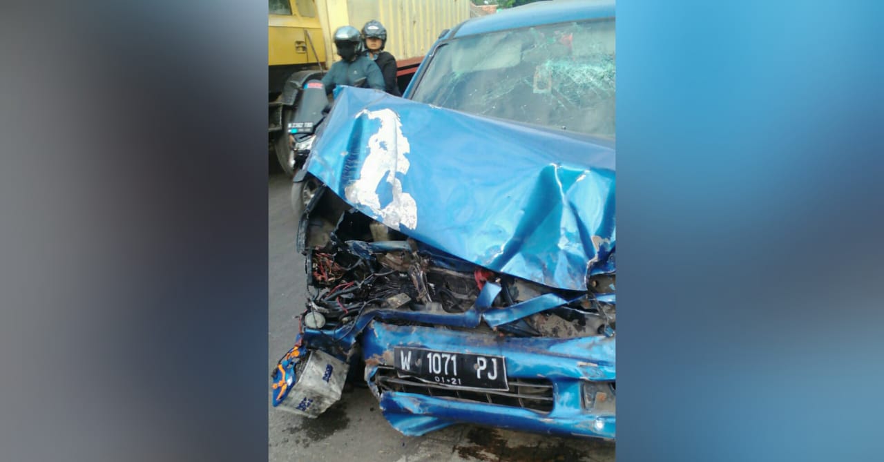 Hendak Menyebrang Mobil  Dihantam Truk  dari  Depan  dan 
