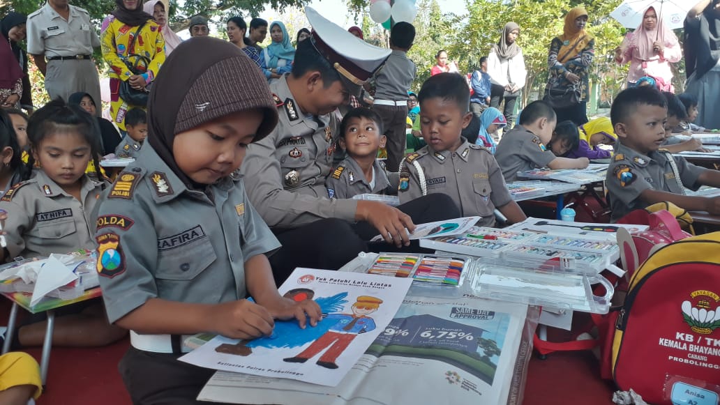 Siapa Takut Polisi Acungkan Tangan Wartabromo