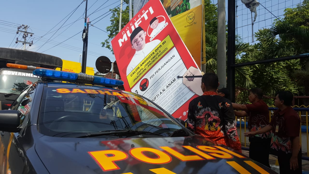 Bawaslu Kota Probolinggo Bersih Bersih APK Langgar Aturan WartaBromo