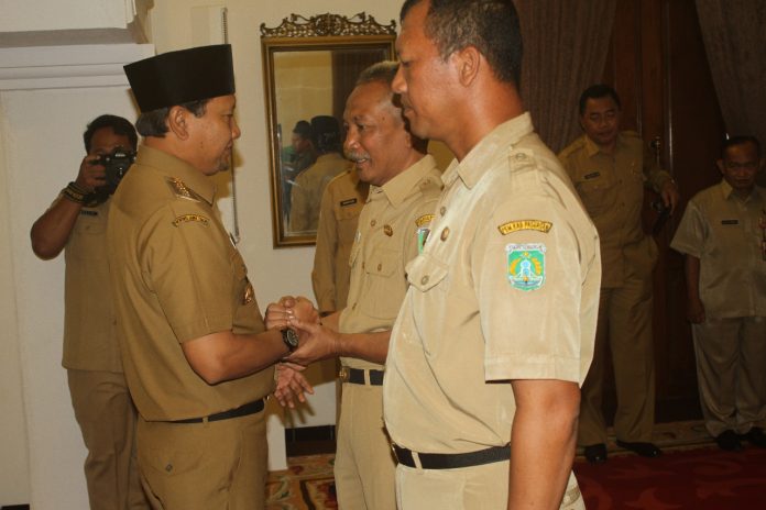 Yudha Triwidya Sasongko saat dilantik menggantikan Suyono menjadi Kepala Dinas Kependudukan dan Catatan Sipil Kabupaten Pasuruan, Senin (25/2/2019).