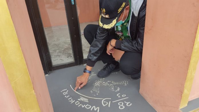 Abdul Ghoni, Camat Tosari menunjukkan abu vulkanik Bromo di kantornya, Kamis (28/3/2019). (Foto: Abdul Ghoni, Camat Tosari untuk WartaBromo)