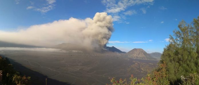 Bromo Kembali Bergemuruh