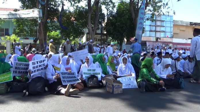 Ribuan Emak-emak Tolak Perpanjang Tempat Hiburan Malam di Kota Probolinggo