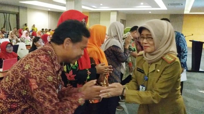 Kepala Cabang Dinas Pendidikan Provinsi Jawa Timur wilayah Pasuruan Kota dan Kabupaten Pasuruan, Indah Yudiani memberi selamat kepada Drs. Choirul Anwar. M.Si, Ketua Kengurus ABKIN Pasuruan Raya.