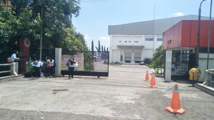 Foto PHK pabrik Rokok Apache – Union Booster