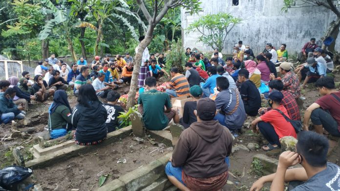 Seluruh Harrow, dua yang terkena banjir bandang, terkubur di dalam kuburan