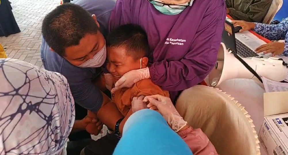 Ditemani Badut, Ratusan Anak Usia 6-11 di Kota Pasuruan Vaksinasi Covid-19