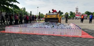 Jelang Nataru, Polisi Musnahkan 13 Ribu Miras di Kota Pasuruan