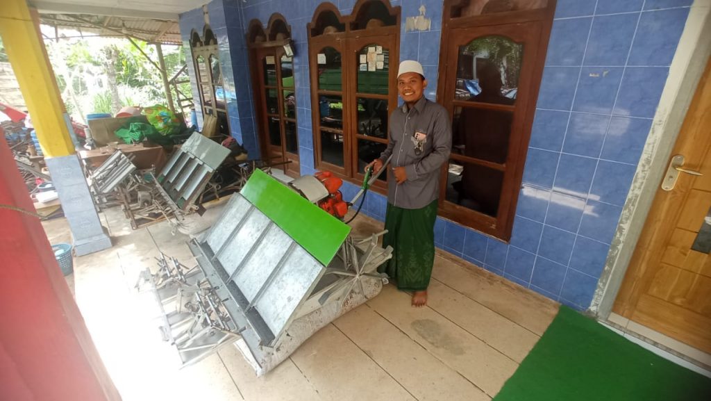 Keren! Pria Asal Gondang Wetan Ciptakan Alat Tanam Padi dari Mesin Potong Rumput