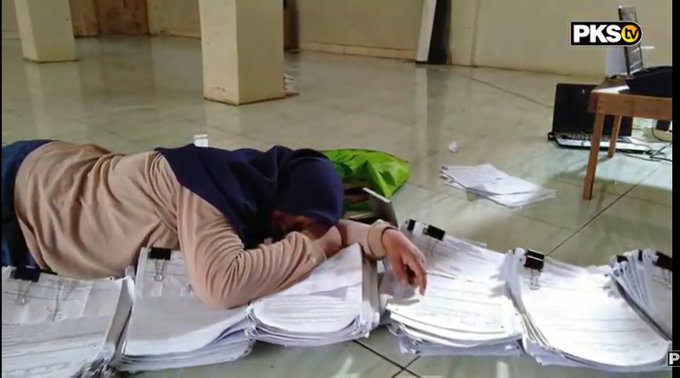 Viral Wanita Tidur Di Atas Kertas Suara Pemilu Wartabromo