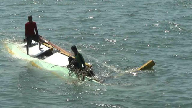 Perahu Nelayan Gili Ketapang Tenggelam Di Selat Madura