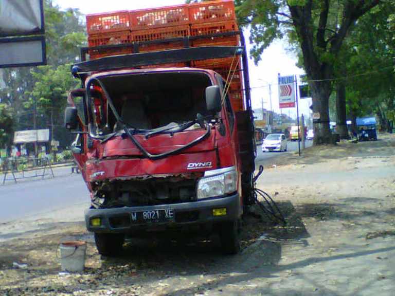  Truk  Ayam  Potong Hantam Bus di Raya Lawang Purwodadi 