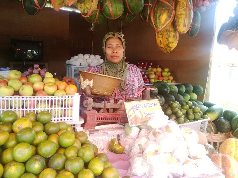 Pasca Ditertibkan Satpol PP Omset Penjual Buah  Malah Naik 