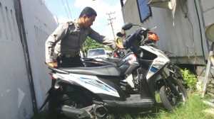petugas mengamankan sepedamotor korban