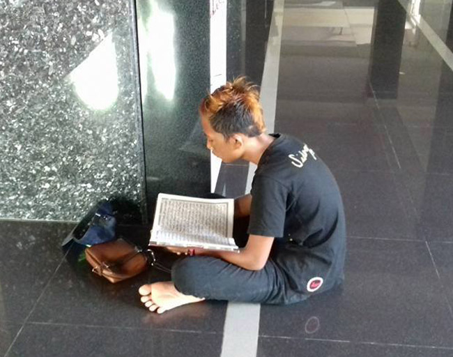 Remaja Penjual Pentol Berkaos 