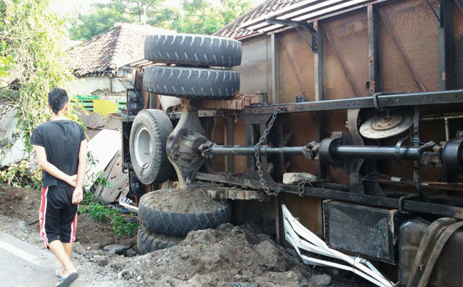  Truk  Bermuatan Kayu Tabrak Rumah di Kraton Pasuruan 