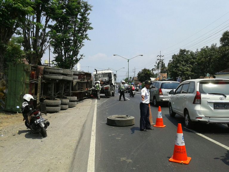 Truk Muat Keramik  Terguling di Sukorejo WartaBromo